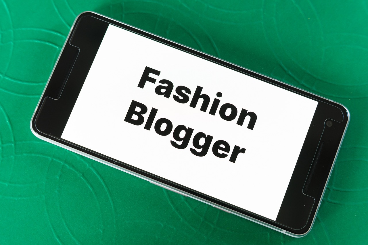 The relationship between fashion shows and fashion bloggers